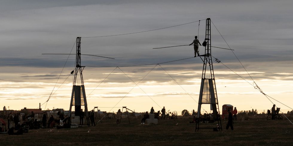 Seiltänzer auf dem Tempelhofer Feld