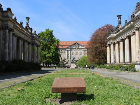 alte Gebäude in einer Parkanlage