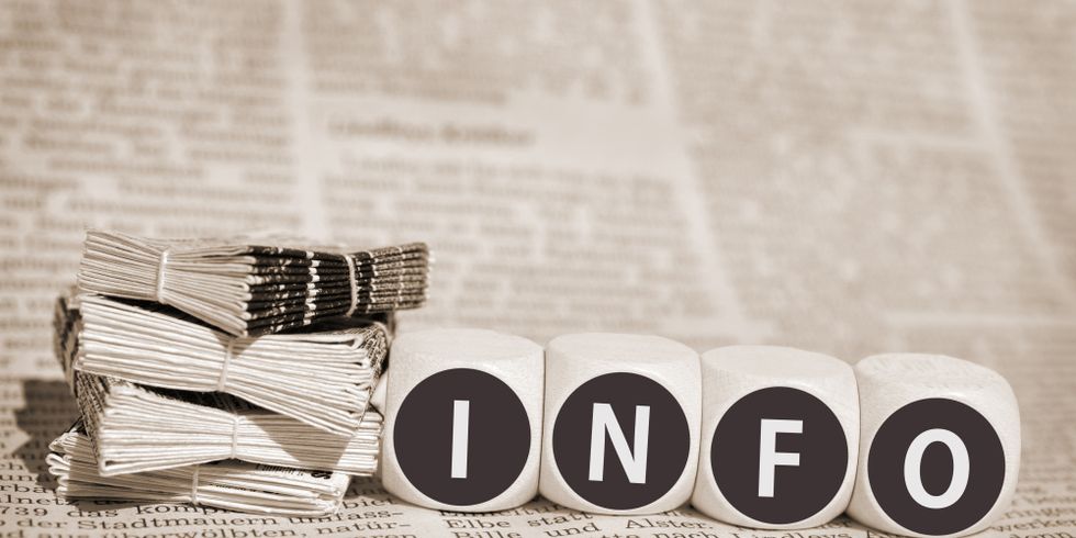 Infowürfel_neben_Zeitungsstapel
