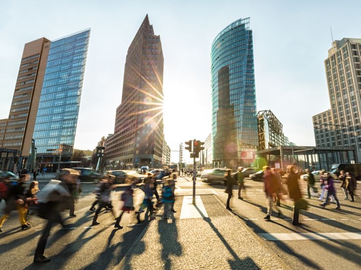 Postdamer Platz mit Menschengetümmel im Morgenlicht