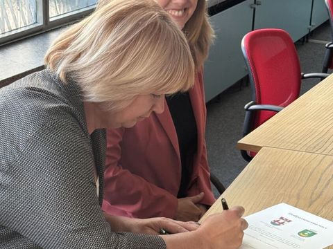 Unterzeichnung der Städtpartnerschaftsurkunde