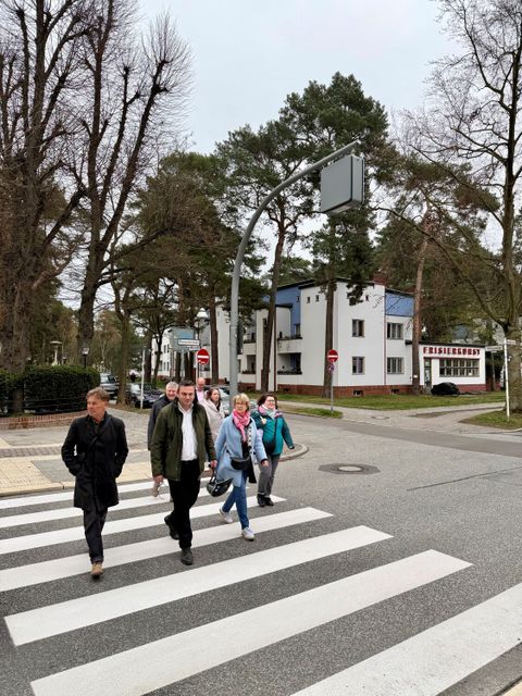 Bezirksstadtrat für Ordnung, Umwelt- und Naturschutz, Straßen und Grünflächen, Urban Aykal (Mitte) weiht mit BVV-Mitgliedern und Interessierten den neuen Fußgängerüberweg ein (Bild: Bezirksamt Steglitz-Zehlendorf)