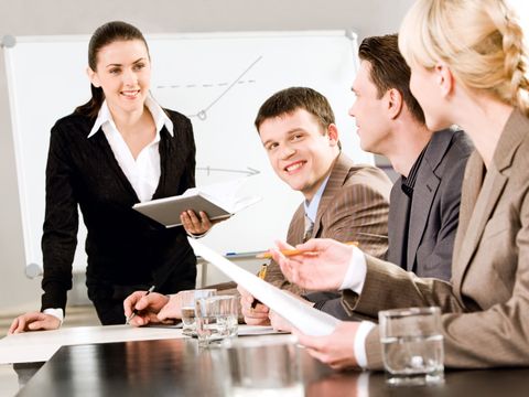 Geschäftsleute diskutiren eine neue Strategie