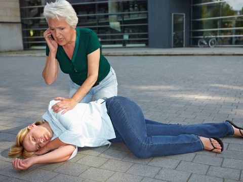 Seniorin ruft Rettungsdienst