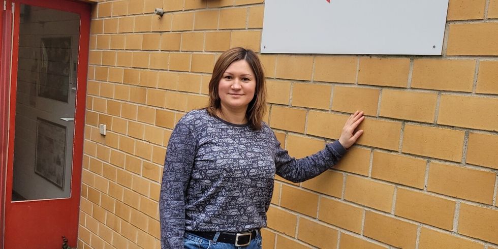 Nataliia vor der Kita, in der sie ihre Praxisstunden absolviert