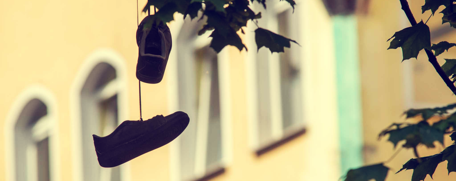 Schuhe, die am Baum hängen