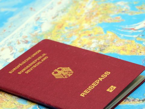 Reisepass liegt auf Weltkarte