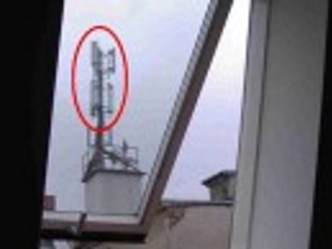 Blick aus dem Fenster auf eine Mobilfunkanlage