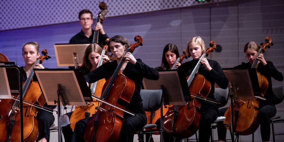 Cellisten im Orchester auf einer Bühne