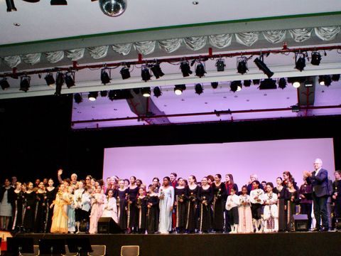 Rosen für die Mitwirkenden des Festkonzertes (Bild: BA Reinickendorf)