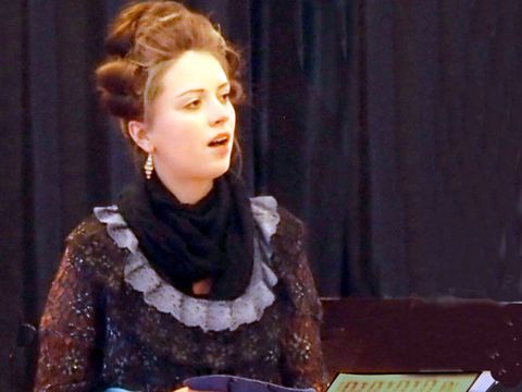 Gesangsschülerin im Barockkostüm