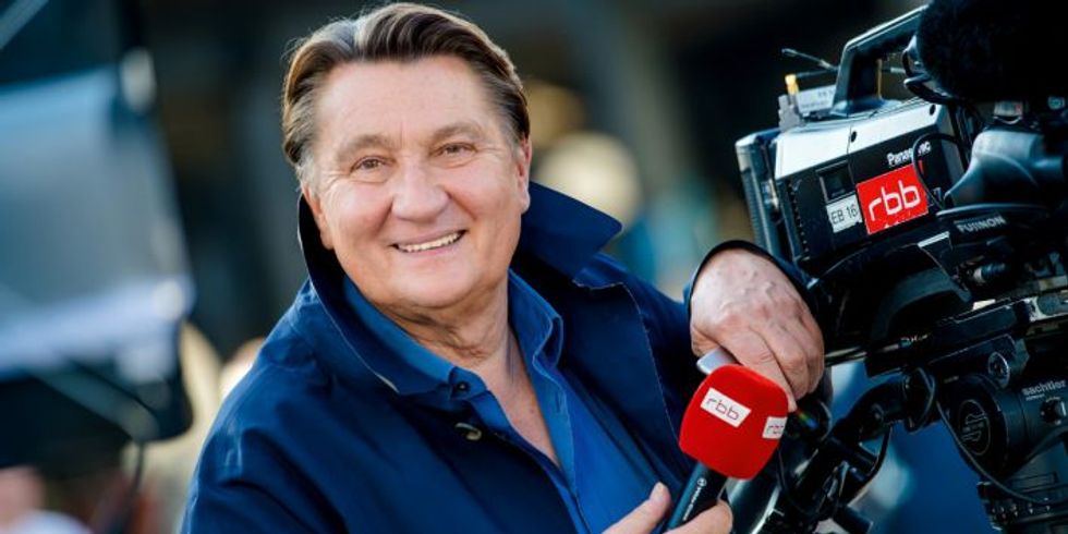 rbb-Reporterlegende Ulli Zelle bei der Arbeit