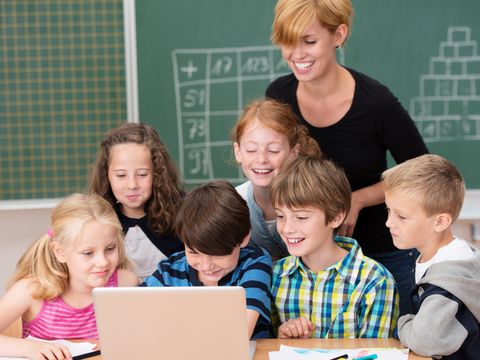 Lehrerin mit Schülern