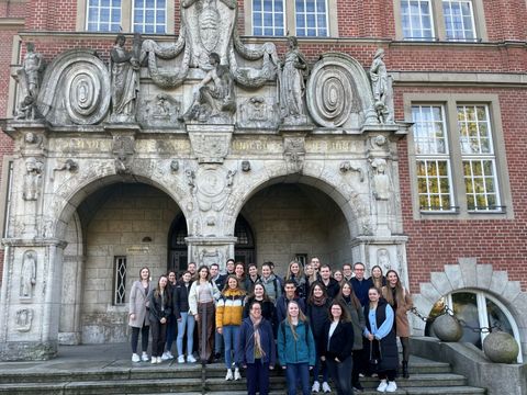 Bezirksstadträtin Schrod-Thiel mit Studierenden aus Ludwigsburg vorm historischen Rathaus (Bild: BA Reinickendorf)