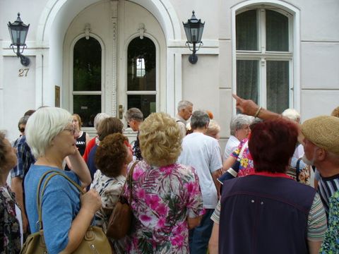 Beim Gedenkstein für Rosa Luxemburg und Karl Liebknecht
