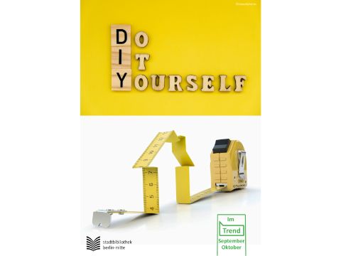 Holzbuchstaben: Do it yourself und ein Maßband, dass ausgerollt ein Haus darstellt