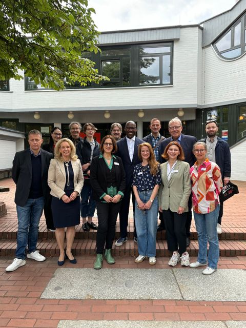 Gruppenfoto vor der Jugendkunstschule Atrium (Bild: Senatsverwaltung für Kultur und Gesellschaftlichen Zusammenhalt)