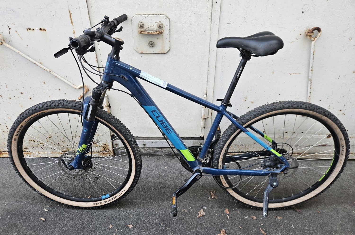Blaues Herrenfahrrad
