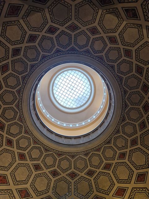 Kuppeldecke mit Sechseck-Muster und Glas-Dach in der Mitte