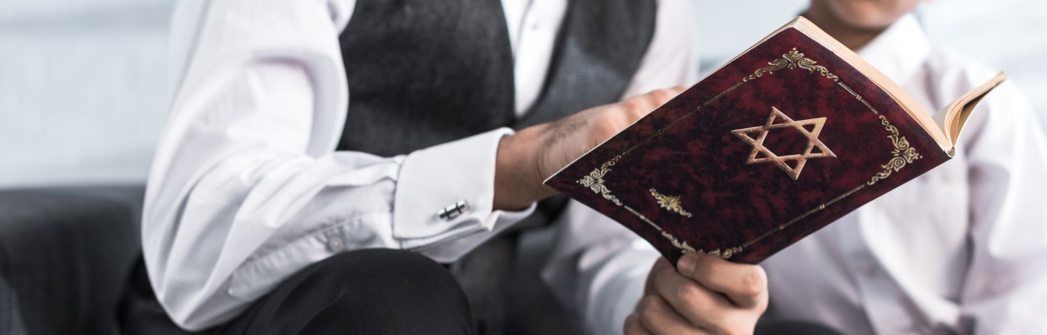 Jüdischer Mann liest im Tanach 