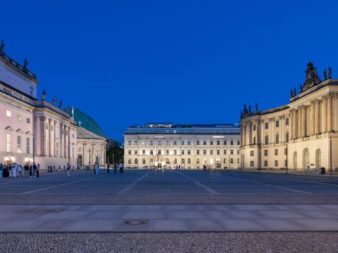 Beleuchtung auf dem Bebelplatz in Lichtszene 1 (bis 23 Uhr): Blick in Richtung Behrenstraße
