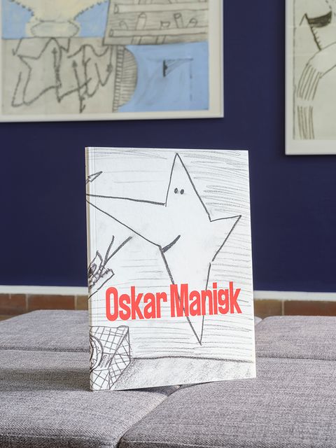 Katalog zur Ausstellung „Oskar Manigk. Egmont-Schaefer-Preis für Zeichnung 2024“, im Hintergrund: Oskar Manigk, Unbedenkliches, 2009, Mischtechnik auf Bütten/ Es gibt keine Fehler!, 2009, Mischtechnik auf Bütten (Bild: © Oskar Manigk und VG Bild-Kunst, Bonn 2024. Foto: Marjorie Brunet Plaza)