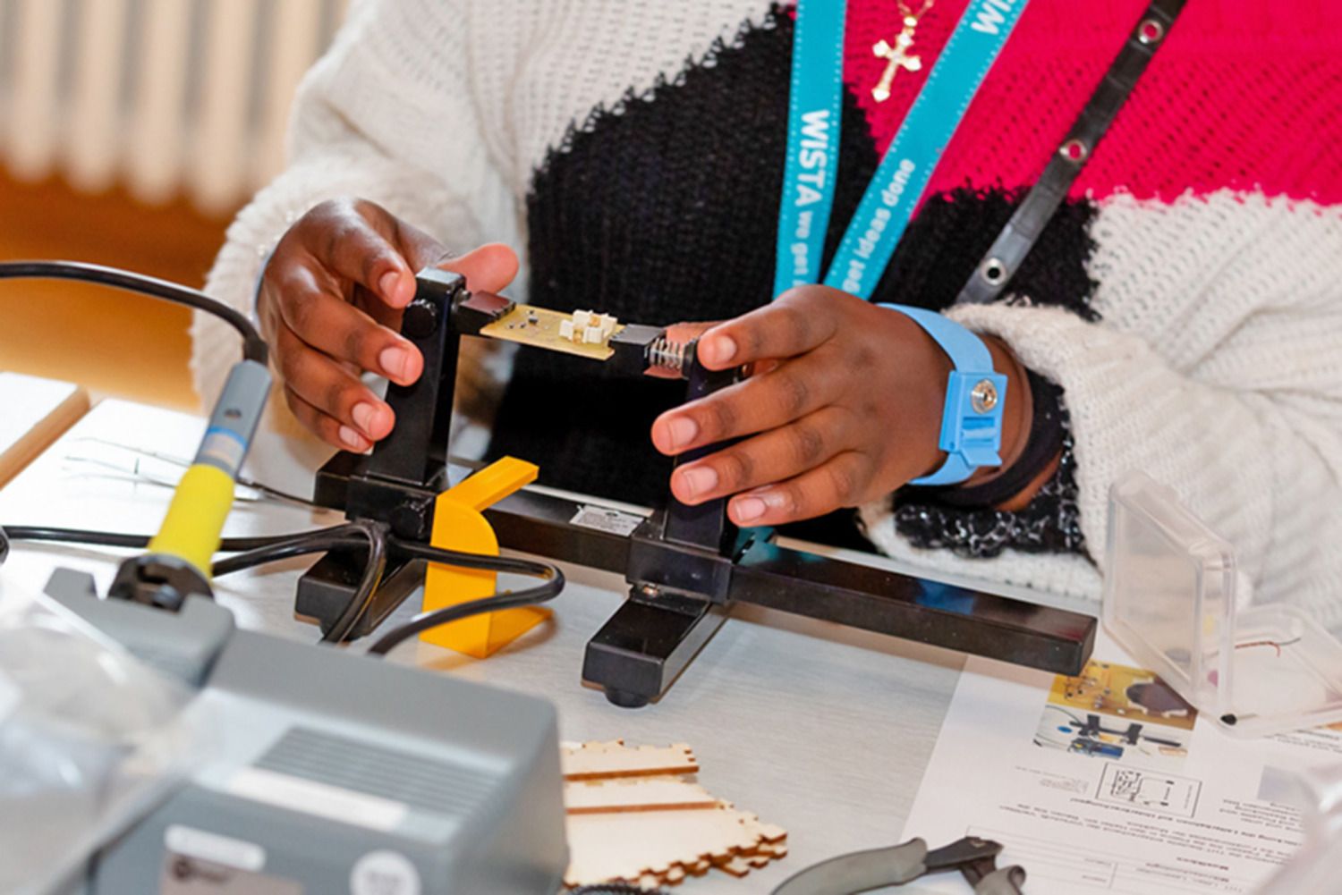 ein farbiges junges mädchen baut einen kleinen Prototypen zusammen