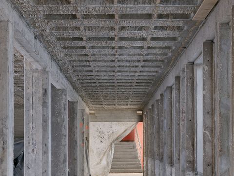 Blick in den Flur im Haus 4 während der Sanierung, Juli 2021