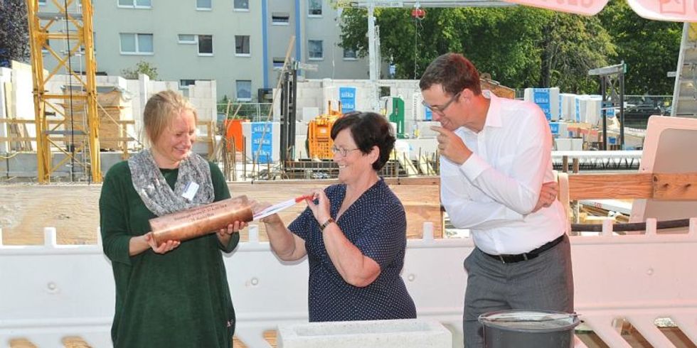 Grundsteinlegung Stollberger Straße 57 bis 59 - Bezirksbürgermeisterin Dagmar Pohle legt die Bezirksfahne in die Zeitkapsel