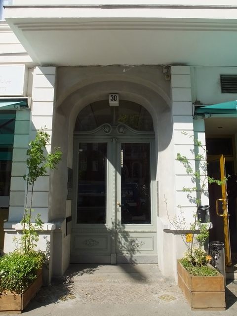 Hauseingang Kantstr. 30 (Bild: Stolpersteine-Initiative CW, Hupka)