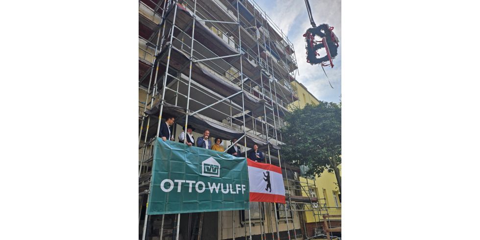 Bildunterschrift: Bezirksstadträtin Camilla Schuler (3.v.r.) beim Richtfest in der Archenholdstraße mit Vertretern des Bauträgers