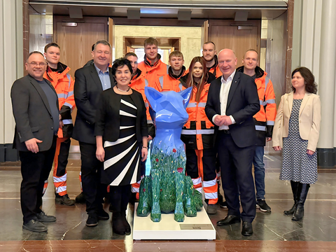 Gemeinsam mit Mitarbeitenden und Auszubildenden des Bezirksamts Reinickendorf wurde die Skulptur übergeben. (Bild: BA Reinickendorf)