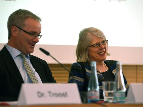 Finanzsstaatssekretärin Dr. Margaretha Sudhof (re.) beim Bundeskongress Haushalt und Finanzen des Behörden Spiegels in Berlin (Bild: BS/Klose )