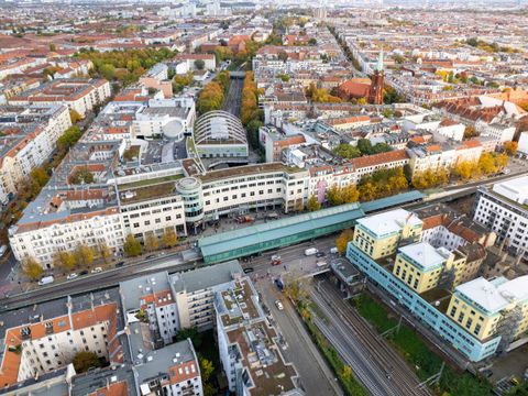 Hoch über Berlin: Die Schönhauser Allee Brücke aus der Vogelperspektive (Bild: Meyerfoto)