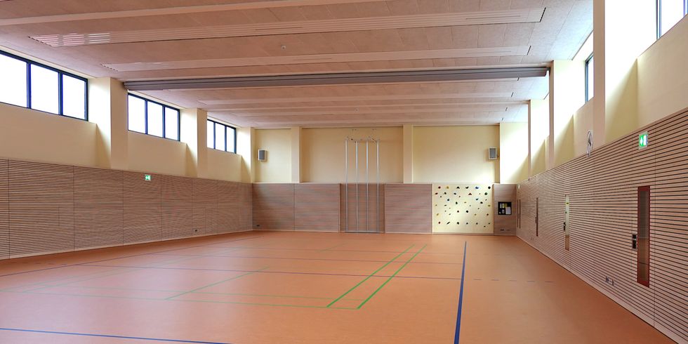 Helle Sporthalle mit Teilungsmöglichkeit und Boulderwand