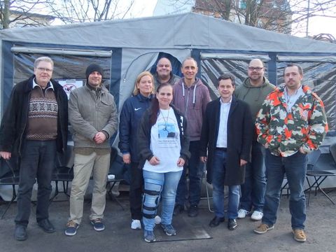 Bezirksstadtrat Uwe Brockhausen (3.v.r.) mit Martin Proschmann (4.v.r.) und Mitarbeitenden und ehrenamtlich Helfenden des Kältehilfeprojekts. (Bild: BA Reinickendorf)