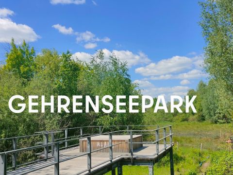 Aussichtsplattform zu einem See, grüne