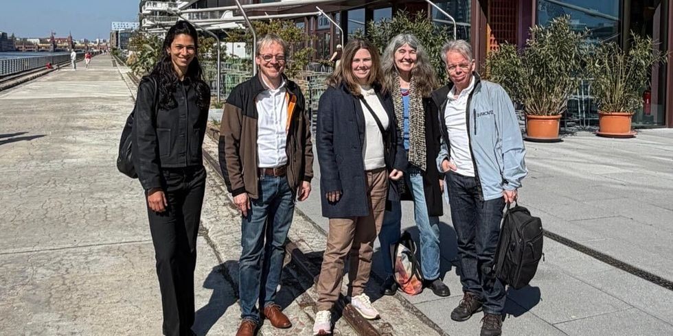 Bezirksbürgermeisterin Clara Herrmann (mitte) gemeinsam mit den Projektbeteiligten am Dockyard-Projekt am Friedrichshainer Osthafen