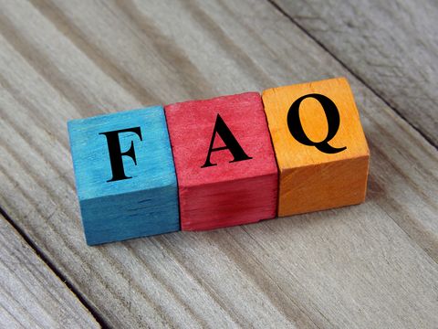 FAQ, Beschriftung auf hölzernen bunten Würfeln