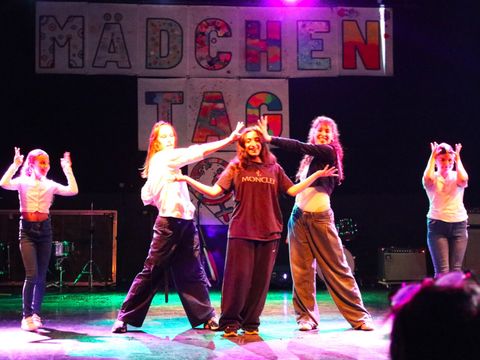 Eine Mädchentanzgruppe während einer Aufführung