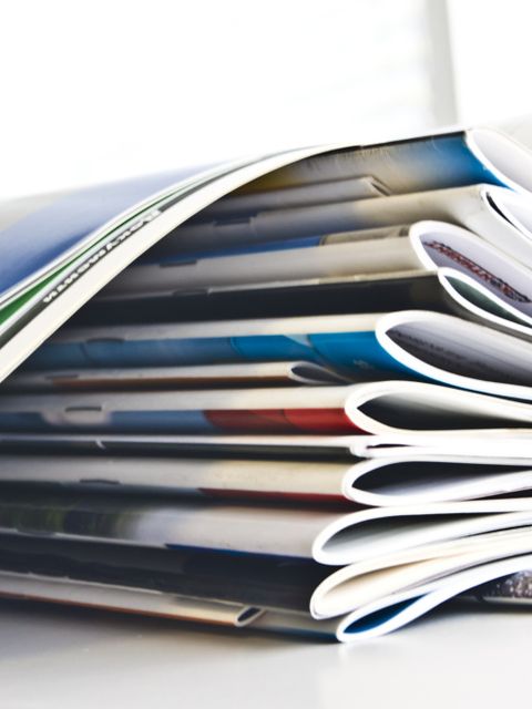 Ein Stapel mit Zeitschriften