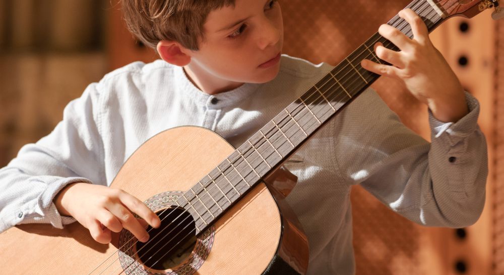 Junge spielt Gitarre