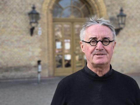 Stéphane Bauer vor dem Eingangsportal des Kreuzberger Bethanien, in dem einst die Operationssäle des ehemaligen Diakonissen-Krankenhauses am Mariannenplatz untergebracht waren