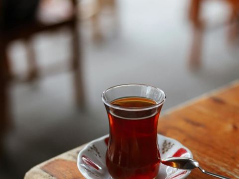 Ein türkischer Tee auf einem Holztisch