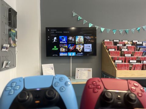 In der Gaming-Ecke des Makerspaces wird mit Controllern auf einem großen Bildschirm gespielt