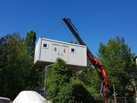 Abtransport des provisorisches WC-Häuschens aus dem Garten des Dachsbau (Bild: BA Reinickendorf)