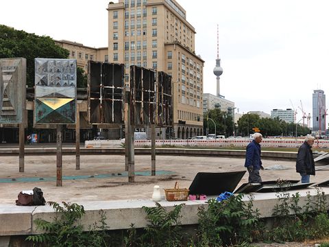 Abbau des Kunstwerks Schwebender Ring am Strausberger Platz