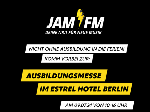 eine Gruppe von Jugendlichen steht nebeneinander und freut sich