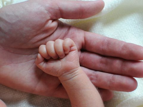 Hände Baby und Mama