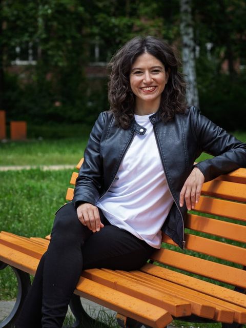 Filiz sitzt